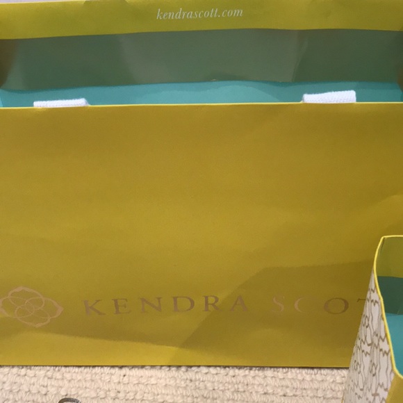 Kendra Scott bundle 2 bags and a pouch - Picture 5 of 5